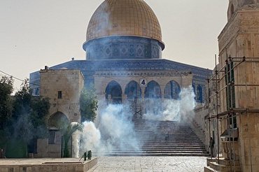 بالصور والفيديو...قوات الاحتلال تستبيح الأقصى بالقنابل والرصاص ضد المصلين