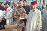 Ankommenden Passagieren am Flughafen Al-Aroui in Marokko werden Korane überreicht + Fotos
