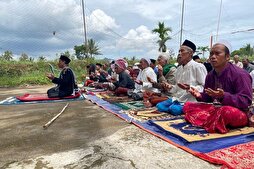 Quake-hit Indonesians Hold Prayers Outdoors as Town Destroyed