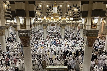 Pilgrims Visit Prophet’s Mosque in Medina before Hajj
