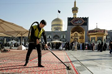 Photos: Volunteers Serve Pilgrims at Imam Reza Shrine