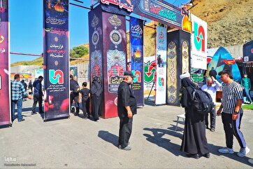 Iranian Arbaeen Pilgrims Cross Tamarchin Border Crossing to Enter Iraq  