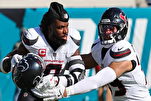 NFL: atleta musulmán calza zapatos "Palestina libre" con un pasaje del Corán
