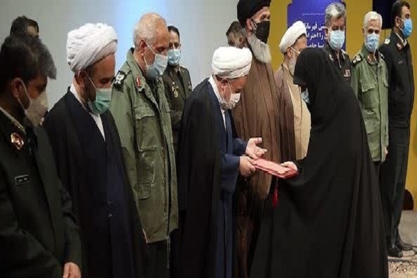 اهدای لوح به خدیجه مرحمتی حافظ کل قرآن کریم