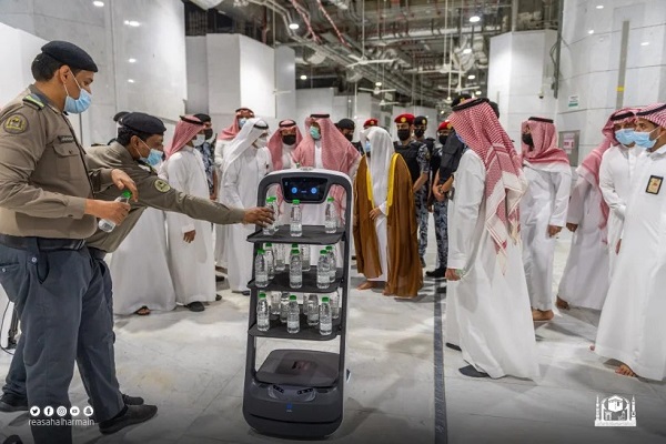 توزیع آب زمزم میان زائران مسجد الحرام به وسیله ربات هوشمند + عکس و فیلم