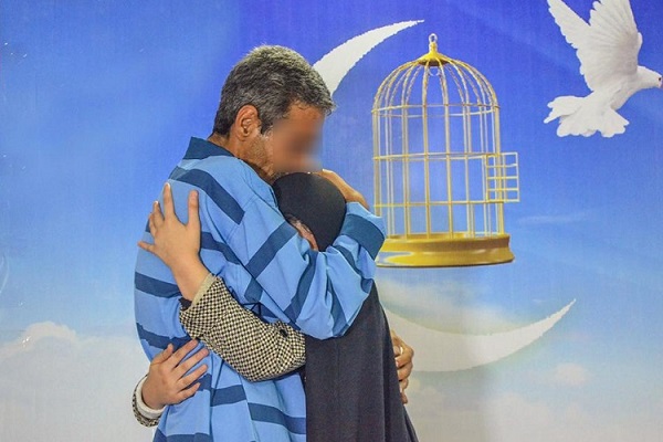 آزادی 45 نفر از زندانیان قم در دهه کرامت آزادی 45 نفر از زندانیان قم در دهه کرامت