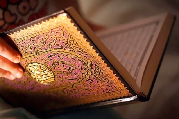 نمیتوانم قرآن را زمین بگذارم