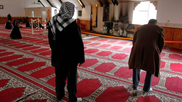 مقامات فرانسوی، متهم به جعل اسناد برای بستن مساجد