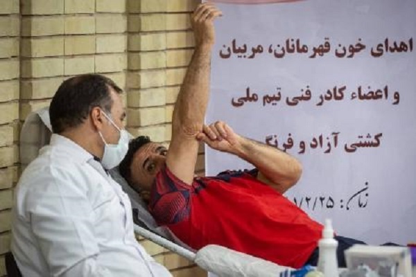 قهرمانان و پهلوانان کشتی ایران به جمع اهداکنندگان خون پیوستند