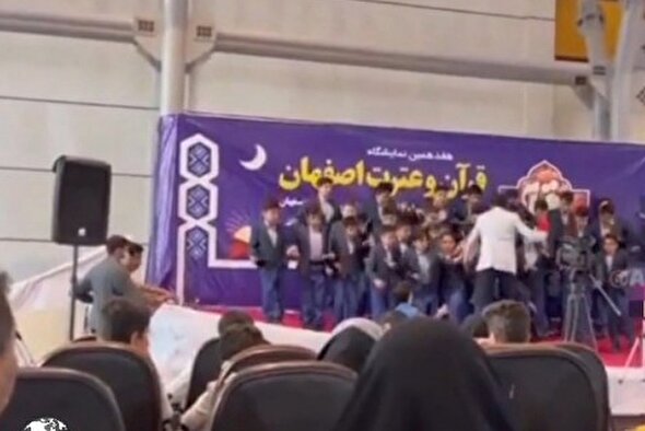 سقوط گروه همخوانی نوجوانان از روی استیج در نمایشگاه قرآن اصفهان + فیلم