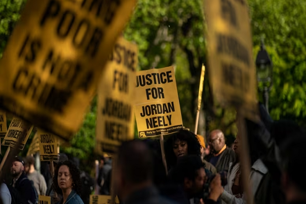 اعتراضات به قتل سیاه‌پوست آمریکایی در مترو نیویورک