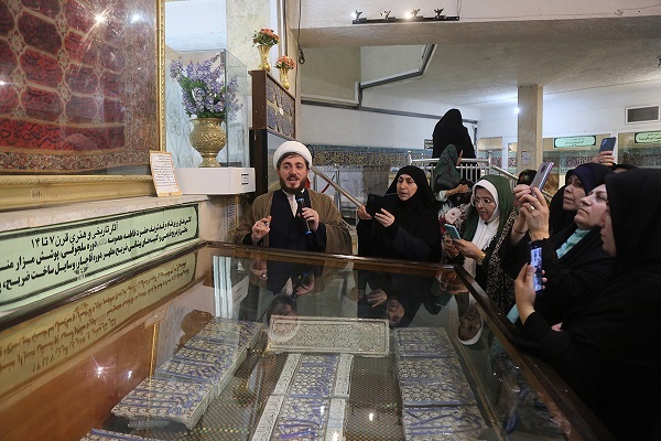 بازدید بانوان اهل سنت از موزه حرم بانوی کرامت