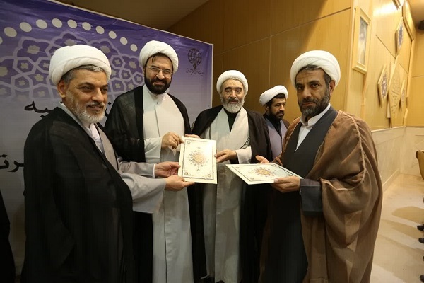 تقدیر از اساتید برتر عرصه پژوهش المصطفی +عکس