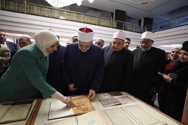 نمایش قرآن کوفی در مرکز همایش‌های الازهر