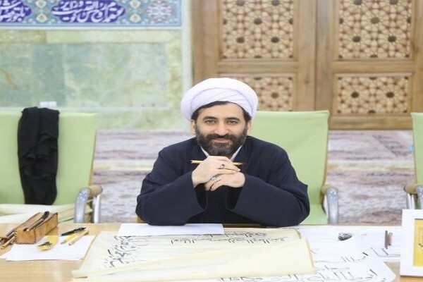 حجت‌الاسلام والمسلمین وحید فولادزاده، یکی از کاتبان قرآن کریم،