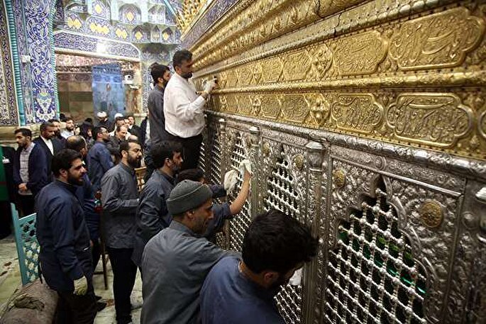 ضریح حرم مطهر بانوی کرامت تنظیف شد