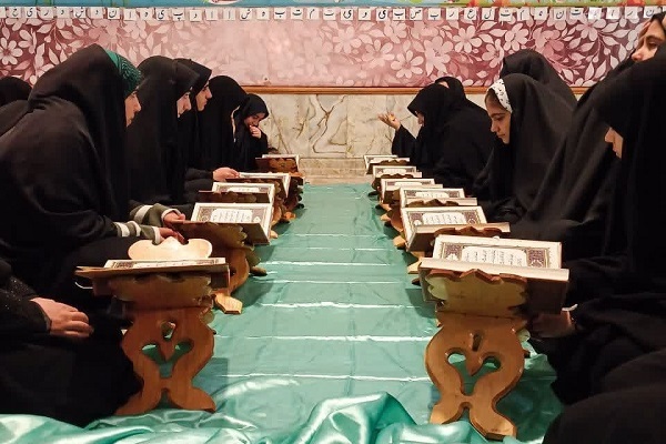 محفل قرآنی دختران نوجوان در حرم حضرت معصومه(س)