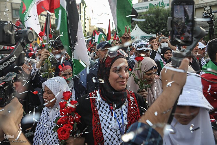 استقبال مردمی از خانواده‌های شهدا و بازماندگان غزه