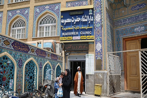 ارائه خدمات شبانه‌روزی به زائران اربعین در دارالشفای حضرت معصومه(س)