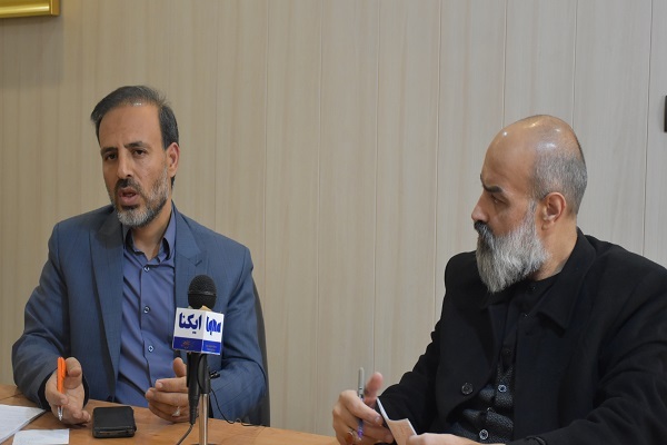 عیسی زارعی مدیر پژوهش دانشکده صدا و سیما قم و مهدی توکلیان مدیرکل کتابخانه‌های عمومی قم