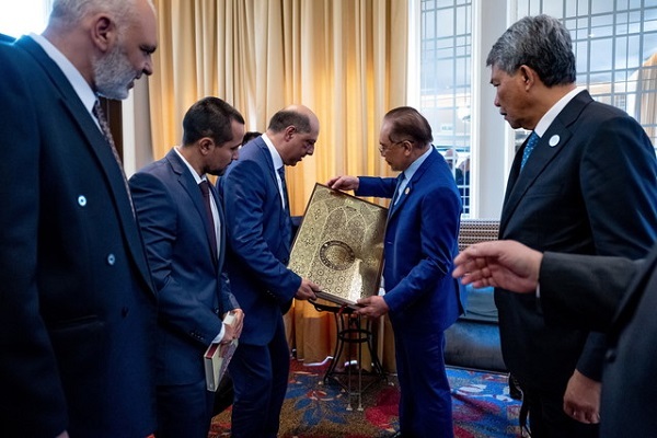 مالزی 50 نسخه قرآن با ترجمه اسپانیایی به پرو اهدا کرد