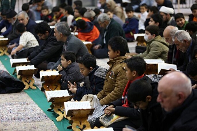 عکس | برپایی کرسی تلاوت فاطمی در حرم بانوی کرامت