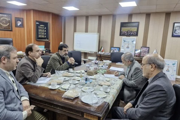 اکبر بهنام‌جو، استاندار قم، مجتبی ملک‌نژاد، مشاور استاندار و رئیس دفتر استانداری قم در تهران، و محمدجواد محمدی‌سعید، مدیرکل آموزش و پرورش استان قم، در ملاقات با کاظمی، وزیر آموزش و پرورش و میرحمایت میرزاده، معاون پارلمانی و امور مجلس وزارت آموزش و پرورش