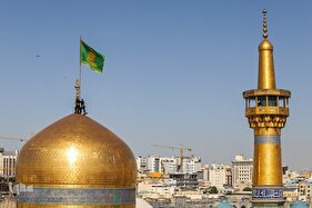 آیین تعویض پرچم گنبد حرم مطهر رضوی