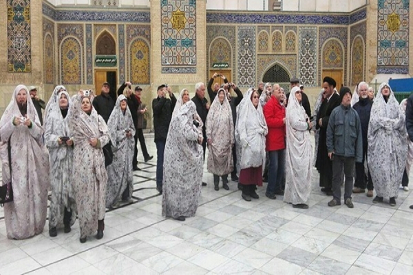حضور گردشگران در حرم بانوی کرامت