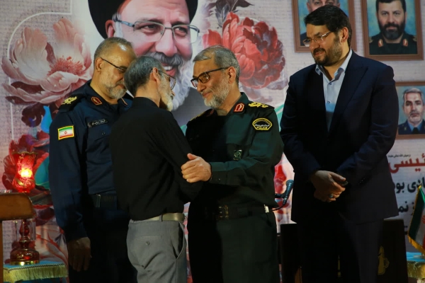 خانواده شهید نائینی در مسجد جمکران 