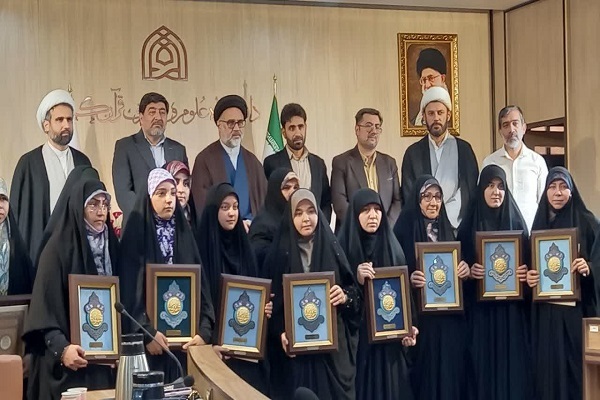 برگزیدگان جشنواره قرآن و عترت دانشگاه علوم و معارف قرآن