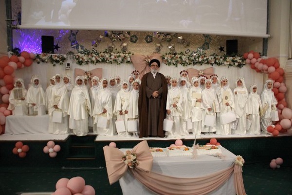 برگزاری جشن تکلیف دانش‌آموزان دختر در مرکز اسلامی انگلیس