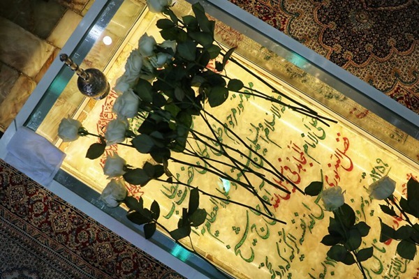 ادای احترام خادمان حرم بانوی کرامت به مزار شهید شیخ فضل‌الله نوری