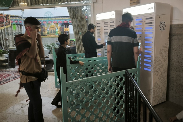 سامانه شارژ امن تلفن همراه در حرم بانوی کرامت