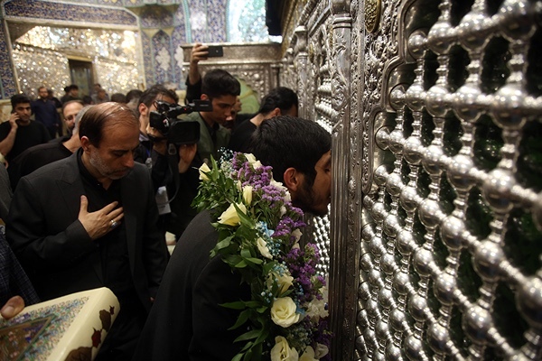 ادای احترام نخبه فیزیک به آستان مقدس بانوی کرامت