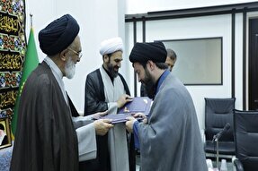 عکس | تجلیل از خادمان نماز جمعه قم در حرم بانوی کرامت