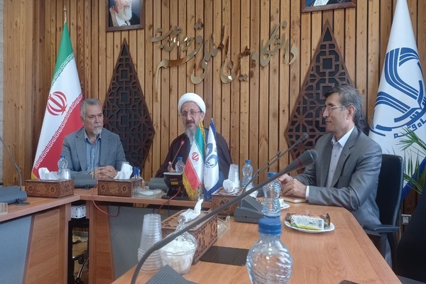 حجت‌الاسلام والمسلمین احمدحسین شریفی، رئیس دانشگاه قم، یعقوب نوروزی، معاون پژوهش و فناوری دانشگاه قم و  سید رضی مصطفوی‌نیا، دبیر علمی