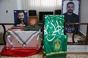 عکس | تکریم خانواده دو شهید جنگ ۱۲ روزه توسط خادمان حرم بانوی کرامت