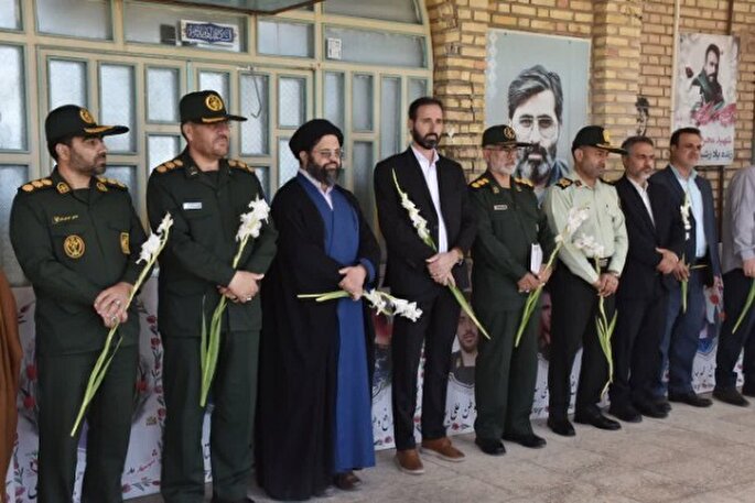 عکس | گلباران و عطر افشانی گلزار مطهر شهدای شهرستان خرم‌آباد