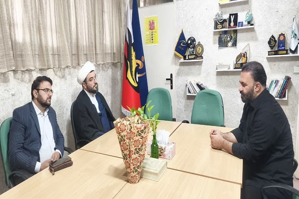 حجت‌الاسلام‌ والمسلمین حسین‌زاده، مدیرکل روابط عمومی و امور بین‌الملل آستان مقدس حضرت فاطمه معصومه(س)، با یاسر محمدی، رئیس سازمان بسیج هنرمندان استان قم