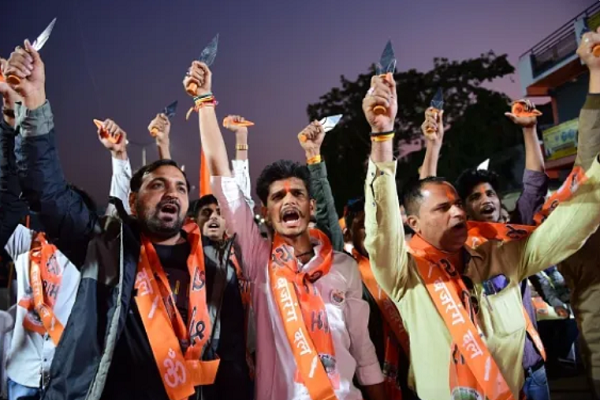 وادار کردن جوان مسلمان به سجده کردن به مجسمه‌های هندوها