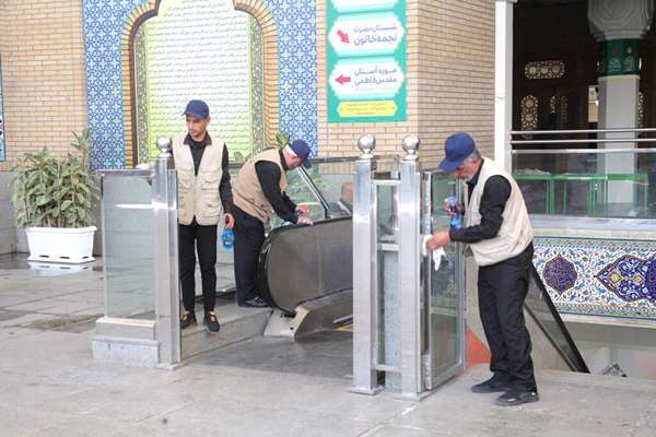 خدمت خادمان عراقی در حرم مطهر بانوی کرامت