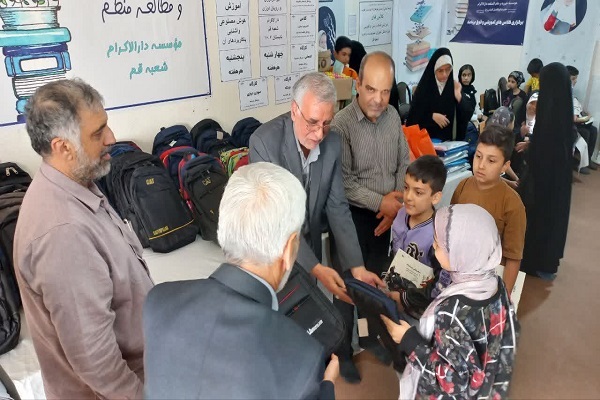 اهدای بسته لوازم‌التحریر و اقلام معیشتی در مؤسسه دارالاکرام