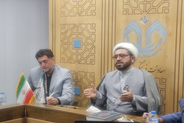 حجت‌الاسلام والمسلمین عبدالوحید داودی، روانشناس و عضو هئیت علمی دانشگاه آزاد اسلامی واحد قم و محمدرضا سوقندی، مدیرکل فرهنگ و ارشاد اسلامی قم