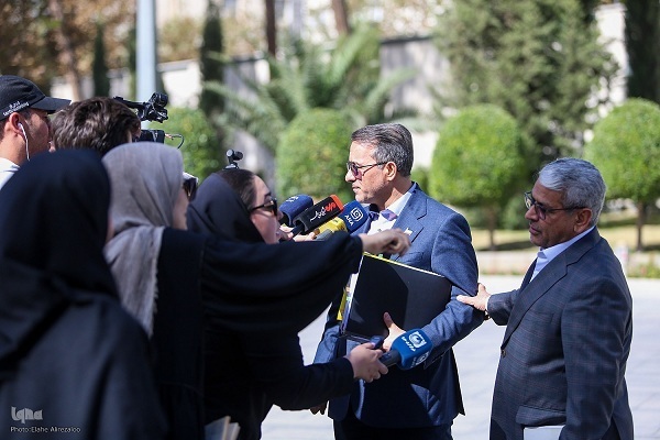 هدف دولت از حذف دستگاه‌های غیر ضرور تعدیل نیرو نیست