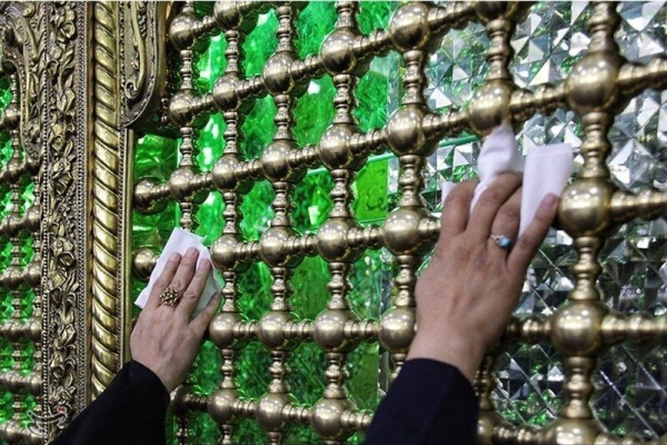 خدمت‌رسانی خادمان بخش خدمات آستان مقدس بانوی کرامت