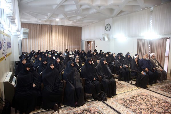 دیدار خانواده شهدا با تولیت حرم بانوی کرامت