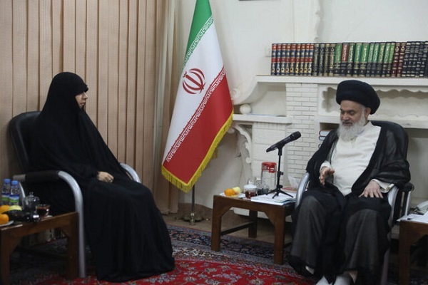 آیت‌الله سیدهاشم حسینی‌بوشهری، رئیس جامعه مدرسین حوزه علمیه قم ریحانه سلامی، رئیس ستاد مرکزی هفته بزرگداشت مقام زن و روز مادر