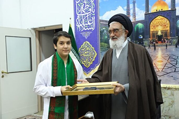 تقدیر از رتبه‌های برتر قم در مسابقات ملی و بین‌الملل قرآن + عکس
