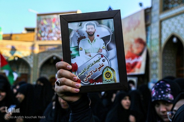 اجتماع مردمی قم در حرم حضرت معصومه